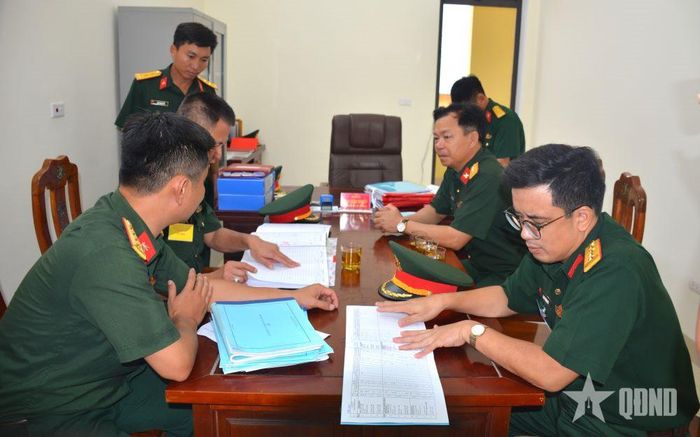 Kiểm tra các loại văn kiện.