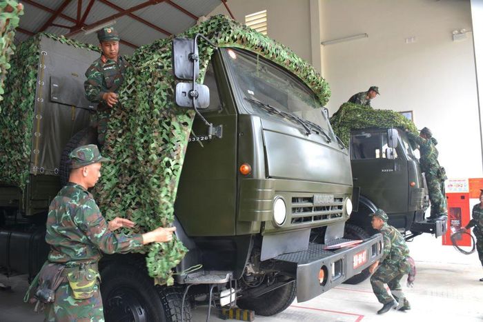 Ngụy trang xe trước lúc hành quân.
