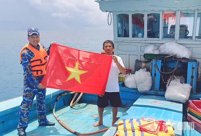 Trao cờ Tổ quốc tặng ngư dân.