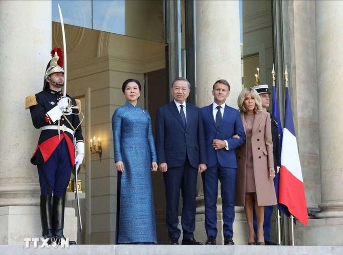 Tổng thống Pháp Emmanuel Macron và Phu nhân chủ trì Lễ đón Tổng Bí thư, Chủ tịch nước Tô Lâm và Phu nhân thăm chính thức Cộng hoà Pháp. Ảnh: TTXVN