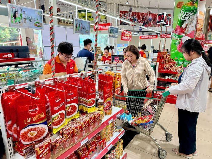 Khách hàng lựa chọn sản phẩm tại Centre Mall đường Phạm Hùng, TPHCM (ẢNH: HOÀNG HÙNG)