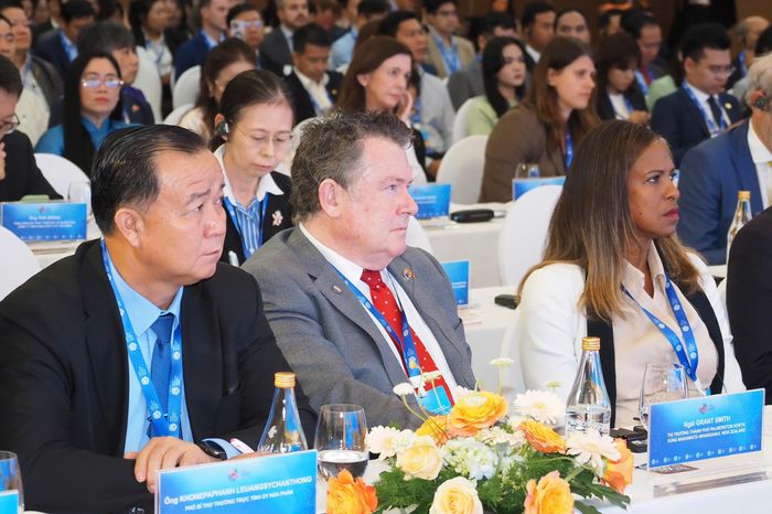  Các đại biểu tham dự phiên thảo luận chuyên đề, ngày 11-9. Ảnh: HOÀNG HÙNG 