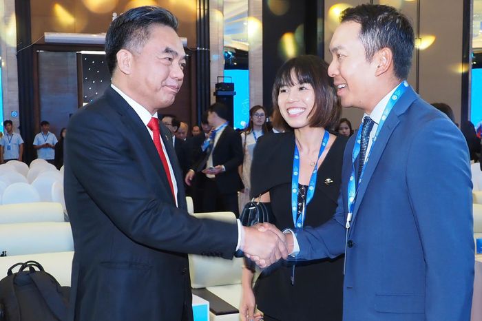  Phó Chủ tịch Thường trực UBND TPHCM Nguyễn Lộc Hà trao đổi với các đại biểu quốc tế bên lề hội nghị. Ảnh: HOÀNG HÙNG 