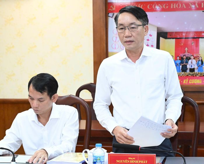  Đồng chí Nguyễn Đình Phát, Phó Bí thư Thường trực Đảng ủy, Chủ tịch HĐND phường Xuân Hòa báo cáo với đoàn khảo sát. Ảnh: VIỆT DŨNG 