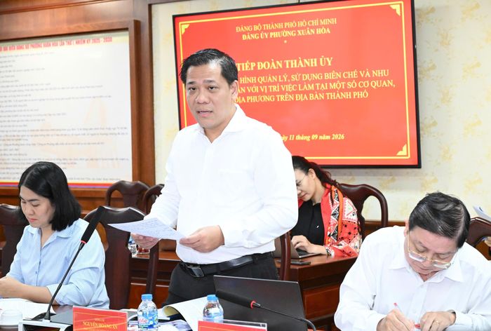  Phó Chánh Văn phòng Thành ủy TPHCM Nguyễn Hoàng Ân đề nghị phường Xuân Hòa đánh giá mức độ quá tải của từng vị trí việc làm. Ảnh: VIỆT DŨNG 