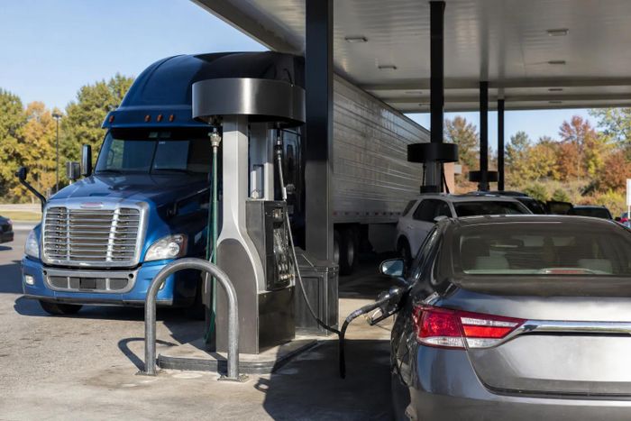 Trong tháng qua, giá dầu diesel tăng nhanh hơn cả giá xăng và dầu thô. Ảnh: UA.NEWS