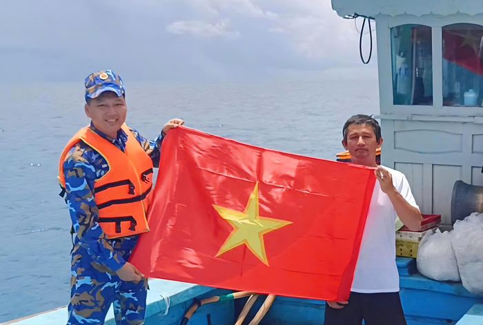 Trao tặng cờ Tổ quốc động viên ngư dân yên tâm vươn khơi bám biển