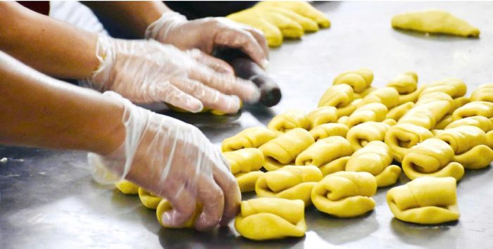  Lớp bột của bánh da dộp được xử lý qua nhiều công đoạn để bánh có được lớp da hoàn hảo, không nứt vỡ khi thành phẩm 