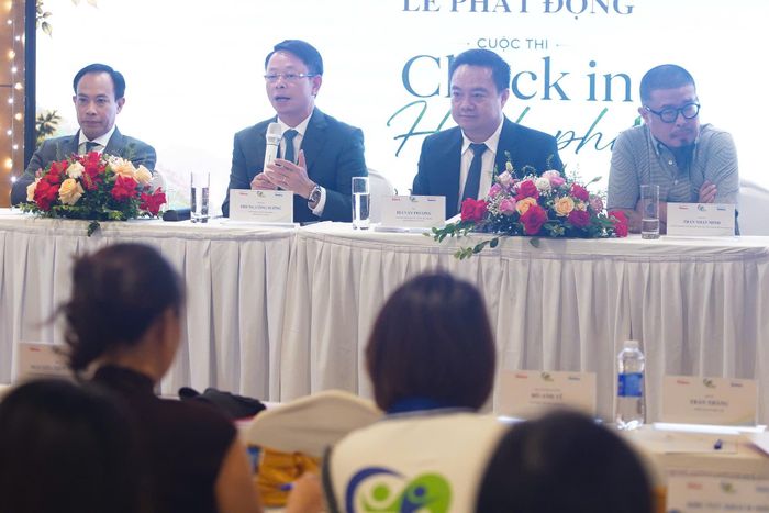  Tổng Biên tập Báo Tiền phong Phùng Công Sưởng chia sẻ về cuộc thi. Ảnh: HÀ NGÔ 