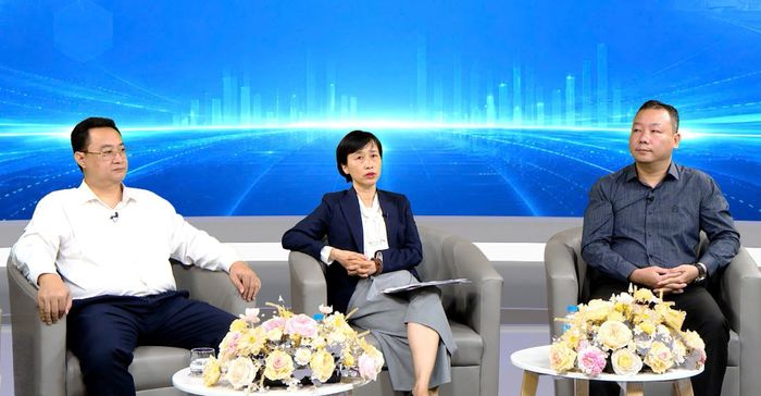  Các đại biểu thông tin và nêu giải pháp liên quan thể chế phát triển logistics. Ảnh: NGHIÊM LAN 