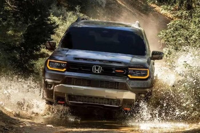 Bên cạnh nâng cấp kỹ thuật, Honda cũng điều chỉnh diện mạo của TrailSport với phần ốp vòm bánh xe nổi bật hơn, đèn LED màu hổ phách trên nắp ca-pô và thiết kế lại khu vực cản trước phía dưới. Gói Blackout Package tùy chọn bổ sung các chi tiết ngoại thất màu đen, gồm cản trước, cản sau, logo Honda và bộ mâm 18 inch.