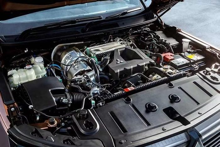 Pajero thế hệ mới được trang bị động cơ diesel 4 xi-lanh 2.4L 4N16, kết hợp bộ tăng áp biến thiên VGT dải rộng. Động cơ cho công suất tối đa 204 mã lực và mô-men xoắn 480 Nm, đi cùng hộp số tự động 8 cấp.