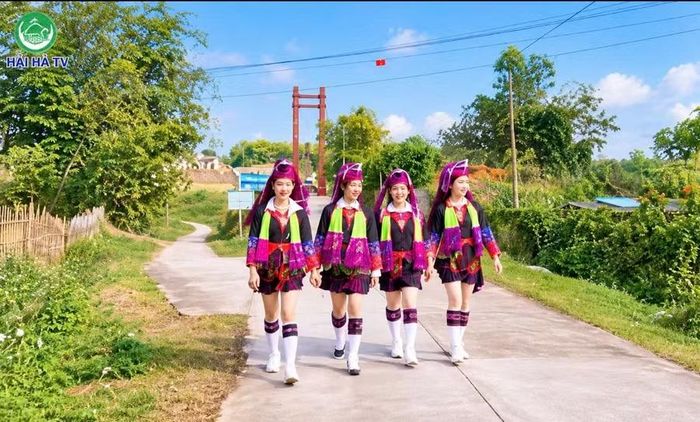 Những thiếu nữ Dao Thanh Y trong trang phục truyền thống, mang sắc màu văn hóa quê hương trên những nẻo đường Quảng Đức.