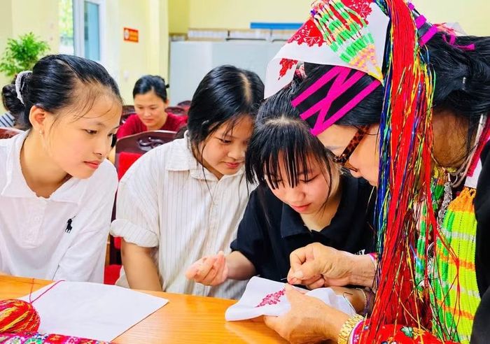 Từ đôi tay nghệ nhân, những đường kim, mũi chỉ truyền sang thế hệ trẻ Dao Thanh Y ở Quảng Đức.
