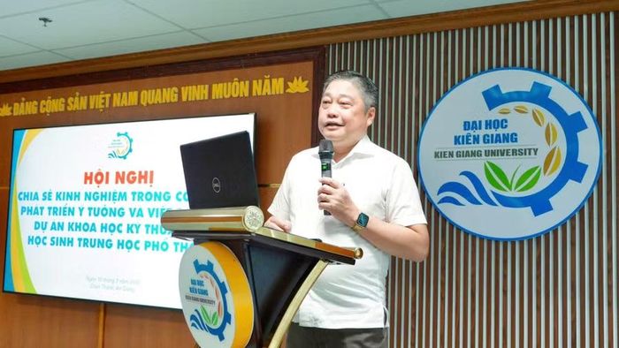 TS Nguyễn Hữu Thọ, Hiệu trưởng Trường Đại học Kiên Giang, phát biểu tại hội nghị.