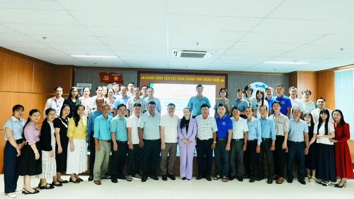 Lãnh đạo nhà trường cùng các đại biểu chụp ảnh lưu niệm.
