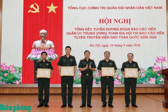 Thượng tướng Trương Thiên Tô trao khen thưởng cho các tập thể, cá nhân. Ảnh: Trang Trần