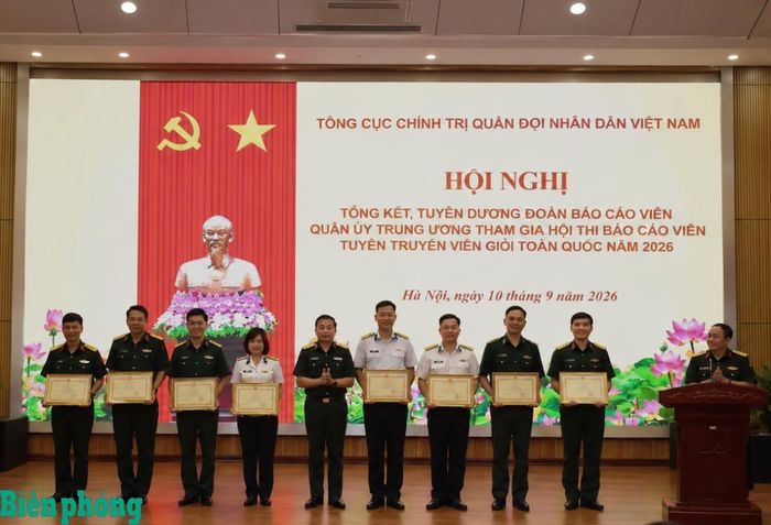 Thượng tướng Trương Thiên Tô trao khen thưởng cho Đoàn báo cáo viên Quân ủy Trung ương tham gia Hội thi Báo cáo viên, tuyên truyền viên giỏi toàn quốc năm 2026. Ảnh: Trang Trần
