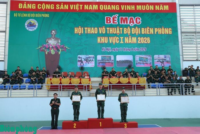 Thiếu tướng Giang Văn Cử, Giám đốc Học viện Biên phòng trao Bằng khen của Bộ Tư lệnh Bộ đội Biên phòng tặng các cá nhân đoạt giải Nhất, Nhì, Ba nội dung kỹ thuật đánh võ. Ảnh: Ngọc Lâm