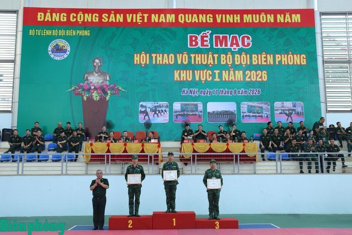 Đại tá Nguyễn Văn Khanh, Phó Tham mưu trưởng Bộ đội Biên phòng trao Bằng khen của Bộ Tư lệnh Bộ đội Biên phòng tặng các Đoàn vận động viên đoạt giải Nhất, Nhì, Ba nội dung phân thế võ thể dục bài 2. Ảnh: Ngọc Lâm