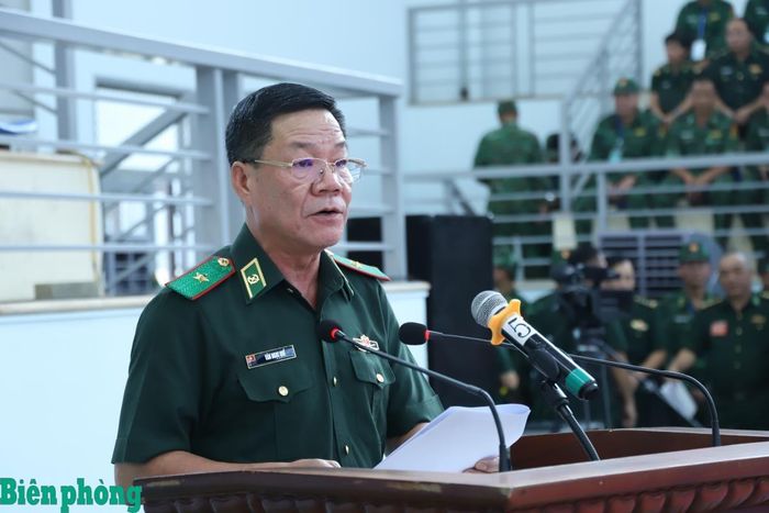 Thiếu tướng Văn Ngọc Quế, Phó Chủ nhiệm Chính trị Bộ đội Biên phòng công bố các quyết định khen thưởng. Ảnh: Ngọc Lâm