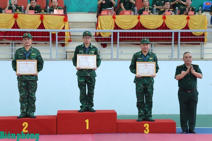 Đại tá Nguyễn Văn Khanh, Phó Tham mưu trưởng Bộ đội Biên phòng trao Bằng khen của Bộ Tư lệnh Bộ đội Biên phòng tặng các Đoàn vận động viên đoạt giải Nhất, Nhì, Ba nội dung đồng diễn 3 bài võ thể dục. Ảnh: Ngọc Lâm