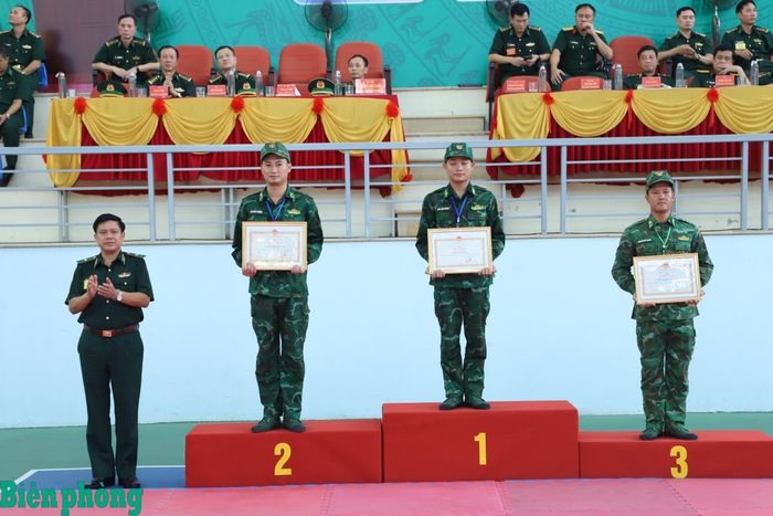 Thiếu tướng Giang Văn Cử, Giám đốc Học viện Biên phòng trao Bằng khen của Bộ Tư lệnh Bộ đội Biên phòng tặng các cá nhân đoạt giải Nhất, Nhì, Ba nội dung chiến thuật đánh võ. Ảnh: Ngọc Lâm
