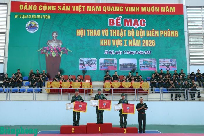Thiếu tướng Hoàng Hữu Chiến trao cờ và Bằng khen của Bộ Tư lệnh Bộ đội Biên phòng tặng các đoàn vận động viên đoạt giải Nhất, Nhì, Ba toàn đoàn. Ảnh: Ngọc Lâm