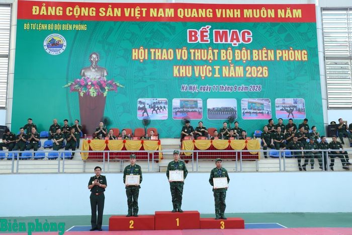 Thiếu tướng Giang Văn Cử, Giám đốc Học viện Biên phòng trao Bằng khen của Bộ Tư lệnh Bộ đội Biên phòng tặng các cá nhân đoạt giải Nhất, Nhì, Ba nội dung thực hành huấn luyện võ thuật. Ảnh: Ngọc Lâm