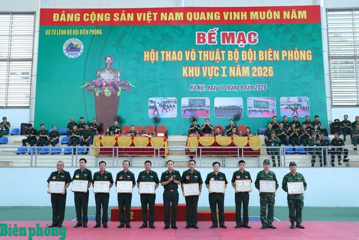 Thiếu tướng Hoàng Hữu Chiến trao Bằng khen của Bộ Tư lệnh Bộ đội Biên phòng tặng các tập thể, cá nhân có thành tích xuất sắc trong tổ chức và phục vụ hội thao. Ảnh: Ngọc Lâm