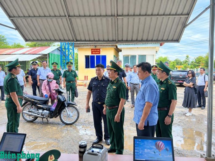 Đoàn công tác trao đổi với các lực lượng và người dân tại cửa khẩu. Ảnh: Kim Oanh
