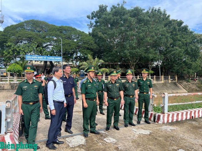 Đoàn công tác kiểm tra cửa khẩu quốc tế Thường Phước. Ảnh: Kim Oanh