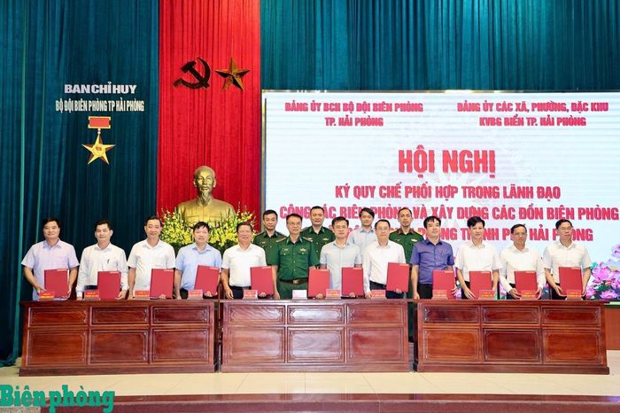 Đại diện Đảng ủy Ban Chỉ huy Bộ đội Biên phòng thành phố Hải Phòng và Đảng ủy các xã, phường, đặc khu khu vực biên giới biển thành phố ký Quy chế phối hợp trong lãnh đạo công tác biên phòng và xây dựng các đồn Biên phòng. Ảnh: Nguyễn Khánh