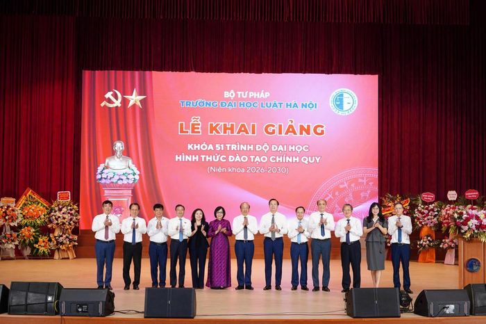 Các đại biểu chụp ảnh lưu niệm