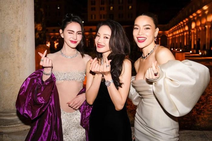 Thư Kỳ thoải mái chụp ảnh cùng các nghệ sĩ Đông Nam Á và đăng lên mạng xã hội. Sự phóng khoáng của cô khiến Lưu Diệc Phi bị so sánh.