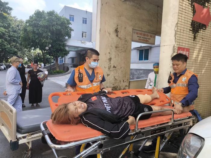 Thời gian qua, anh Phạm Quốc Việt (bên phải) và Bệnh viện Đa khoa Bắc Ninh số 2 hỗ trợ những chuyến xe 0 đồng đưa bệnh nhân nghèo về quê.