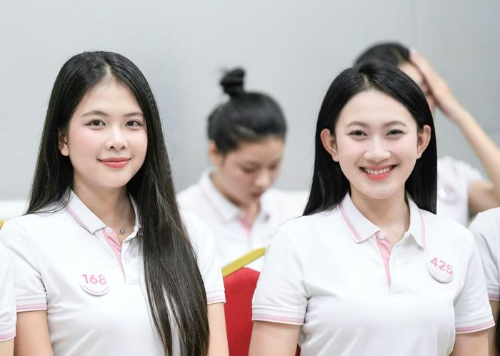  Điểm nhìn và nụ cười là một trong những kỹ năng được chuyên gia Trần Bích Ngọc lưu ý các thí sinh. Ảnh: Như Ý. 
