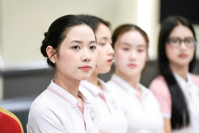  Các thí sinh chăm chú theo dõi hướng dẫn trong buổi học với chuyên gia Bích Ngọc. Ảnh: Như Ý. 