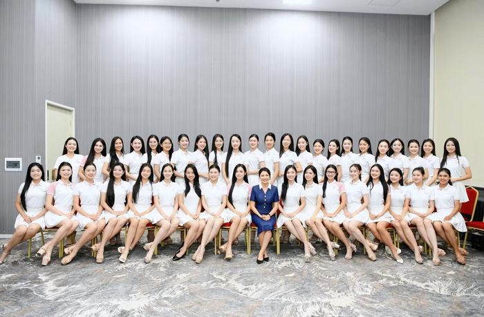  Nhiều thí sinh chia sẻ họ tự tin hơn sau buổi học phong thái khi được hướng dẫn kỹ lưỡng về cách catwalk, tư thế ngồi, chào hỏi... Ảnh: Như Ý. 