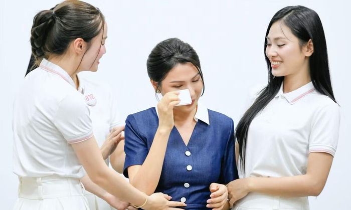  Khoảnh khắc chuyên gia Trần Bích Ngọc bật khóc khi nói lời chia tay các thí sinh Hoa hậu Việt Nam 2026. Ảnh: Như Ý. 