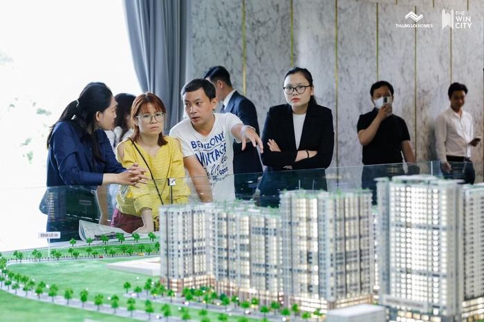 Khách hàng gia đình trẻ tìm hiểu sản phẩm và phương án tài chính tại sự kiện “Chọn An Cư – Trọn Kết Nối” của The Win City. Ảnh: Thắng Lợi Homes.
