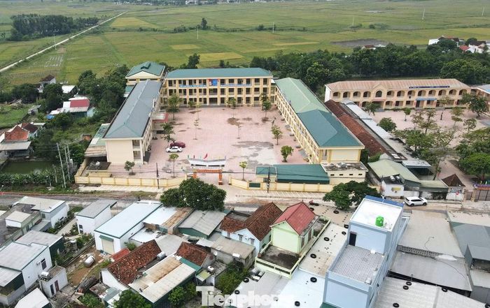 Điểm trường chính và phân hiệu được đầu tư xây dựng khang trang, đảm bảo việc học của các em học sinh.