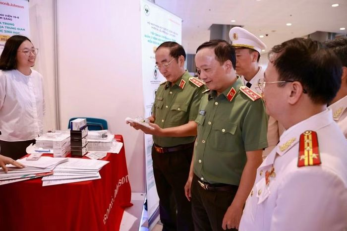 Các đại biểu tham quan khu trưng bày hình ảnh giới thiệu những thành tựu khám chữa bệnh của bệnh viện.