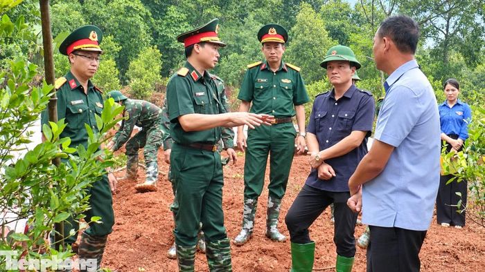 Ông Giàng Quốc Hưng (đội mũ cối - PV) - Phó Chủ tịch UBND tỉnh Lào Cai, Trưởng Ban Chỉ đạo tìm kiếm, quy tập và xác định danh tính hài cốt liệt sĩ tỉnh - trực tiếp chỉ đạo công tác tìm kiếm, quy tập hài cốt liệt sĩ tại đồi Đá Vôi.