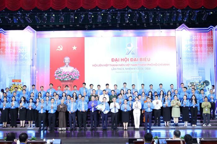 Ông Nguyễn Phước Lộc cùng anh Nguyễn Kim Quy tặng hoa chúc mừng tập thể Ủy ban Hội LHTN Việt Nam TPHCM khóa X ra mắt nhận nhiệm vụ tại đại hội.