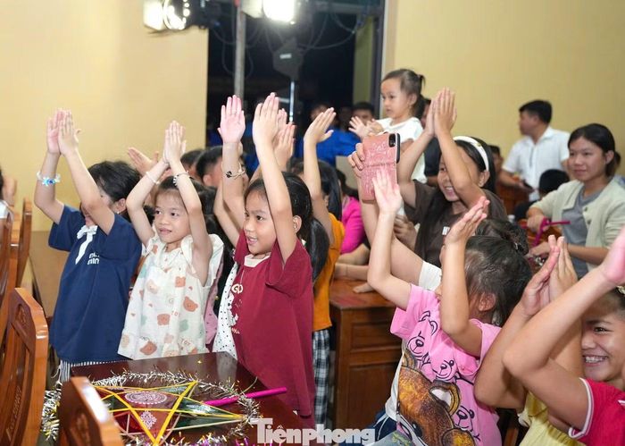 Các em thiếu nhi xã biên giới Môn Sơn hát cùng chú Cuội, chị Hằng.