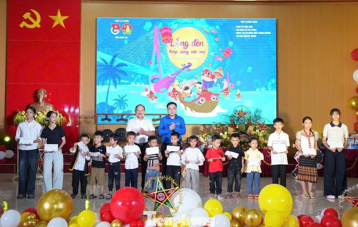 Những phần quà ý nghĩa được trao tặng đến các em thiếu nhi trong đêm hội.