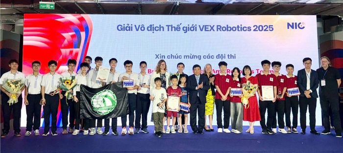 Đội Robotics 11 Cao Bằng mang về giải thưởng Judges Award và STEM Advocacy Challenge tại vòng chung kết thế giới VEX Robotics 2025.
