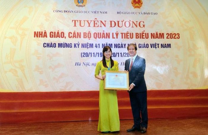 Đồng chí Nguyễn Kim Sơn, Ủy viên Trung ương Đảng, Phó Trưởng ban Chính sách, Chiến lược Trung ương, nguyên Bộ trưởng Bộ Giáo dục và Đào tạo trao tặng Bằng khen tuyên dương nhà giáo, cán bộ quản lý tiêu biểu năm 2023 cho cô Đỗ Thị Hương Trà, Trường THPT Chuyên Cao Bằng.
