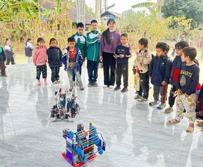 Cô Đỗ Thị Hương Trà hướng dẫn Robotics cho giáo viên và học sinh các trường trên địa bàn tỉnh Cao Bằng.